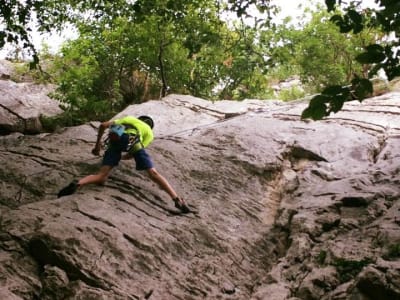 Cours d'initiation à l'escalade près du lac de Garde