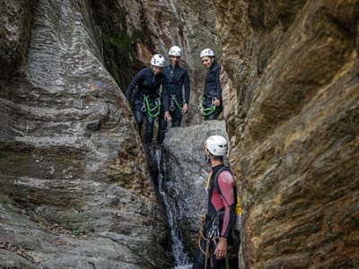 Excursión de barranquismo en el cañón del Estarón, cerca de Llavorsí, Pirineos 