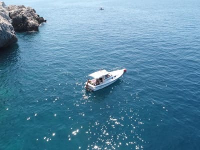 Croisière en bateau privé vers la grotte bleue près de la baie de Kotor, Monténégro