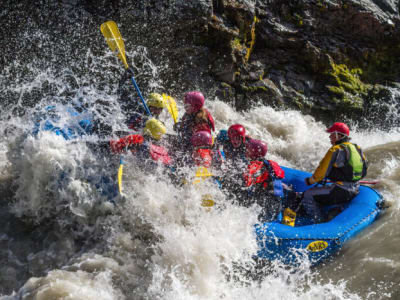 Excursión en aguas bravas por el río glacial del este, región noreste de Islandia