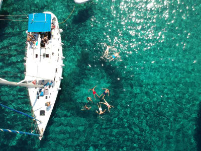 Excursión semiprivada de un día en velero a Milos occidental Kleftiko desde Adamas