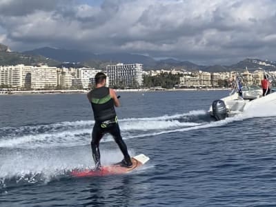 Wakeboarden im Yachthafen von Marbella