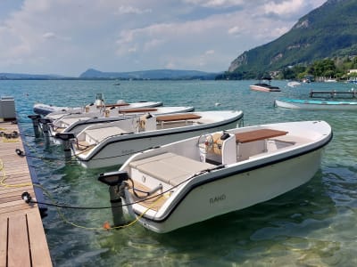 Alquiler de barcos sin licencia en el lago de Annecy desde Veyrier-du-Lac