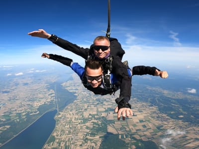 Tandem-Fallschirmspringen über Zagreb aus 3600 m (12.000 ft)