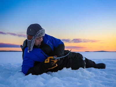 Excursión de pesca en hielo en Mörön, cerca de Luleå