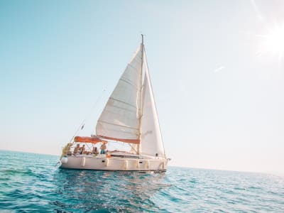 Ganztägige Segeltour zu den Pakleni-Inseln und den Roten Felsen ab Hvar