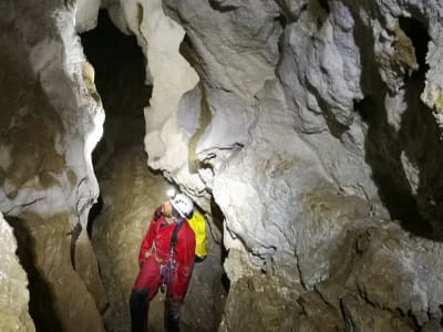 Excursión de espeleología de día completo y travesía subterránea del Château d'Oche