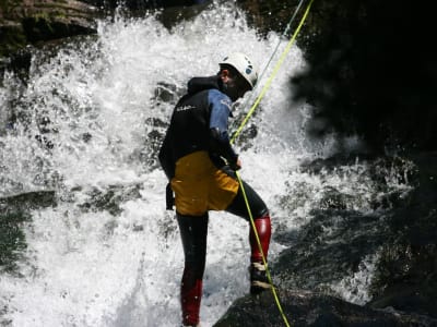 Canyoning in der Yera-Schlucht in Vega de Pas, Kantabrien