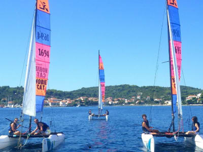 Clases de catamarán en Korčula, cerca de Lumbarda, Croacia