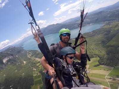 Gleitschirmflug über dem Bourget-See, in der Nähe von Aix-les-Bains