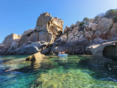 Alquiler de kayak de mar en la bahía de Campomoro, cerca de Propriano