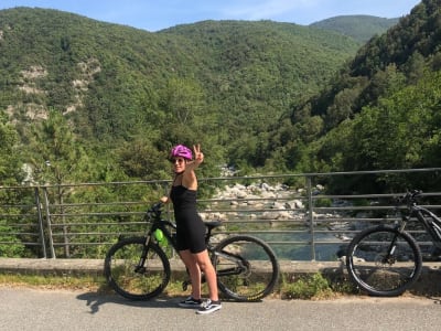 Alquiler de bicicletas eléctricas de montaña al pueblo de Chisa, desde Solaro