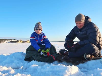 Experiencia de pesca en hielo en Luleå