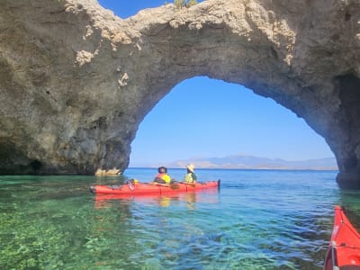 Kayak de mer sur le golfe de Corinthe depuis la plage d'Alkyonidos près d'Athènes