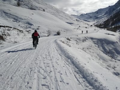 Elektrisches Mountainbiken auf Schnee in den Queyras, Hautes-Alpes