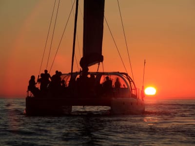 Kreuzfahrt bei Sonnenuntergang vom Hafen der Victoria & Alfred Waterfront, Kapstadt