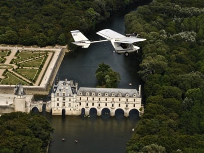 Microlight flight in the Loire over the Château de Chenonceau