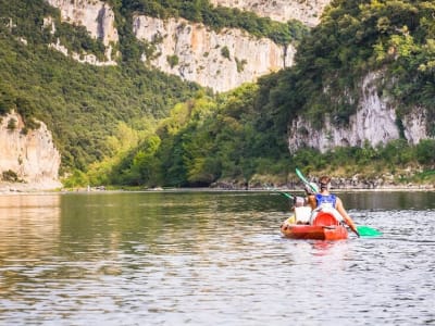 Abstieg von der Ardèche-Schlucht mit dem Kanu und Biwak, Frankreich