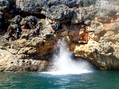 Coasteering, Klettern und Wandern im Naturpark Arrábida bei Lissabon