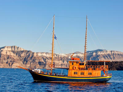 Crucero de medio día en barco por el volcán y las aguas termales desde el puerto viejo de Fira, en Santorini