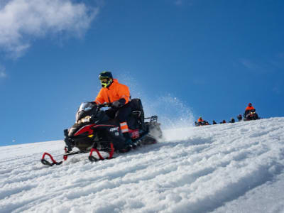 Excursión en moto de nieve al glaciar Langjökull y la cueva de hielo desde la zona de Geysir, cerca de Gullfoss