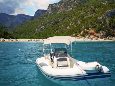 Excursion en bateau à Costa di Baunei près de Tropolì, Sardaigne