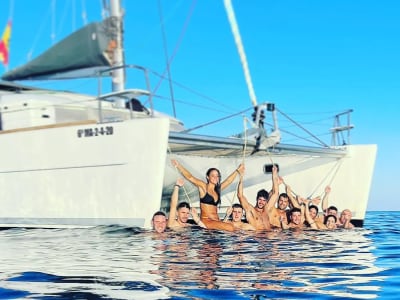 Excursión en barco  y aperitivo en el mar desde Puerto Banús, Marbella