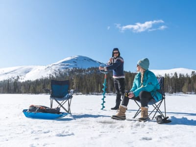 Pesca en hielo en el lago Ylläsjärvi, en la Laponia finlandesa