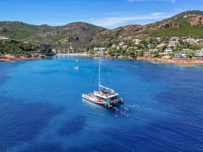 Crucero en catamarán de Saint-Raphaël a Cabo Roux, calas del Esterel