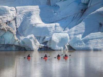 Excursion en kayak sur les icebergs dans la lagune du glacier Sólheimajökull
