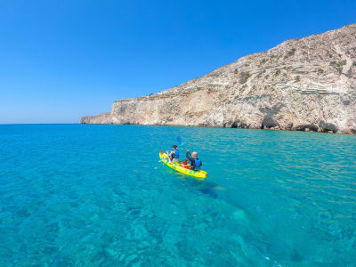 Excursión guiada en kayak desde la playa de Fyriplaka en Milos