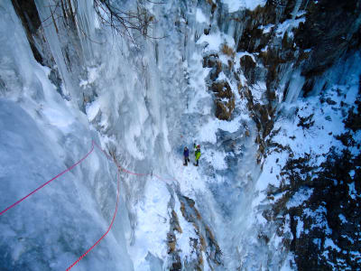 Cursos de escalada en caída de hielo cerca de Briançon