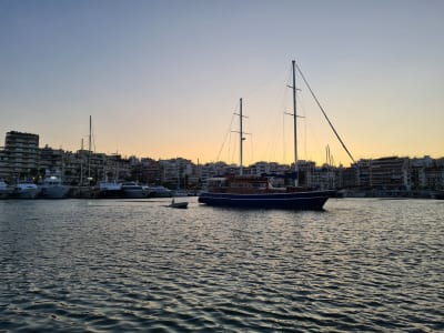 Crucero en barco al atardecer con cena desde Atenas