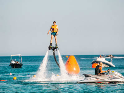 Flyboard à la plage de Super Paradise à Mykonos