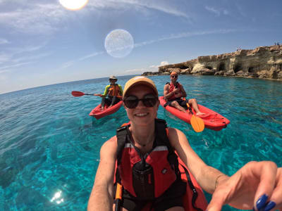 Excursión privada en kayak de mar por el Cabo Greco en Ayia Napa desde la playa de Limnara