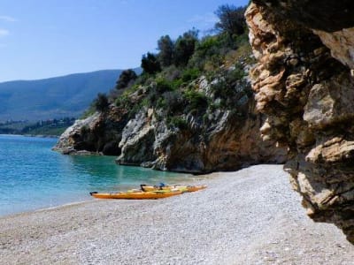 Excursión de medio día en kayak de mar a la cueva pirata de Kynouria desde Astros