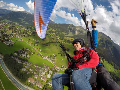 Parapente biplaza sobre Klosters desde el Gotschnagrat