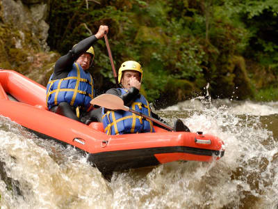 Kanufahren auf dem Fluss Chalaux im regionalen Naturpark Morvan, Burgund