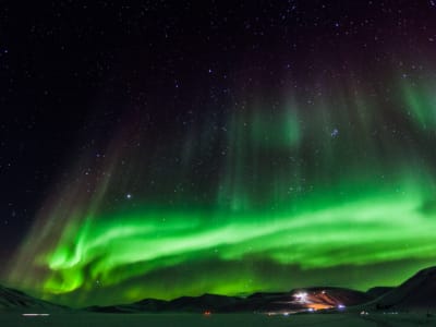 Viaje en moto de nieve con la aurora boreal en Svalbard