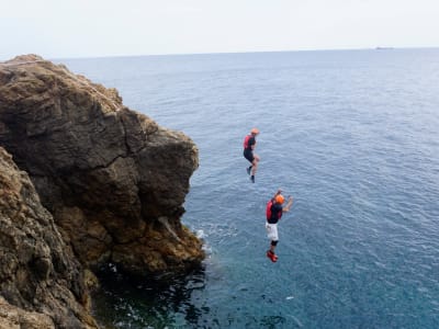 Practicar el coasteering en el Parque Nacional de Sounion