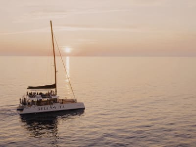 Katamaranfahrt auf dem Golf von Saint-Florent bei Sonnenuntergang