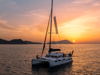 Crucero de medio día al atardecer en catamarán desde Adamantas en Milos