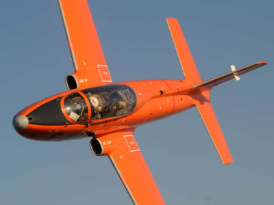 Vuelo de un caza (MB-326/Jet Provost) sobre Fano, desde Reggio Emilia