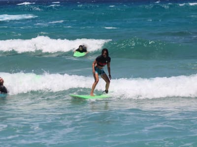 Leçon de surf à la plage de Messakti, Ikaria