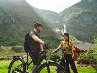 Guided Kayak and E-Bike Adventure around Aurlandsfjord, in Flåm