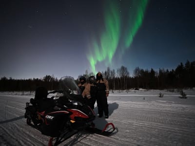 Nordlicht-Schneemobiljagd von Rovaniemi aus
