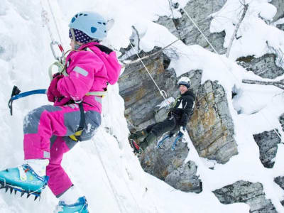 Excursión infantil de escalada en hielo en Pyhä