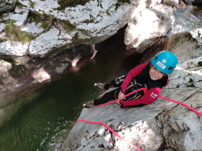 Excursión acuática para niños en el Pont du Diable, en Bauges, cerca de Annecy