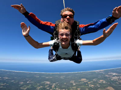 Tandem Skydive in Mimizan from 4,000 metres