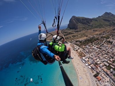 Vuelo en parapente biplaza sobre San Vito Lo Capo, cerca de Trapani, Sicilia